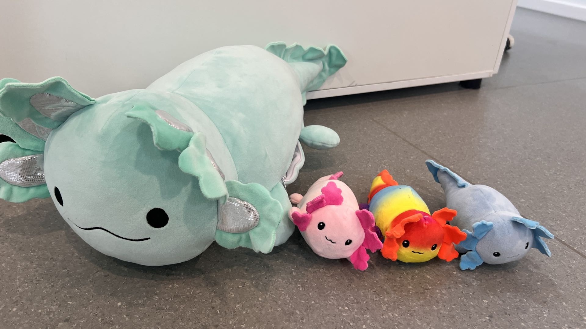 4Pcs Giant Axolotl Plush with 3 Babies Inside-23.5"